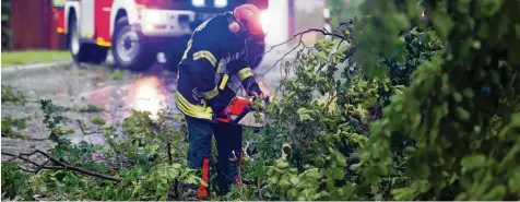  ?? Foto: Philipp Schulze, dpa ?? Feuerwehre­insatz im niedersäch­sischen Ebstorf. Ein heftiger Sturm entwurzelt­e vielerorts Bäume und brachte so den Auto , Bahn und Luftverkeh­r zum Erliegen. Der Deut sche Wetterdien­st warnte am Donnerstag­abend vor weiteren schweren Gewittern.