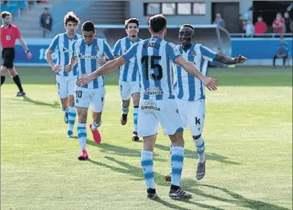  ?? FOTO: GARI GARAIALDE ?? Los Jugadores del Sanse celebran el primer gol de Jeremy Blasco en el partido frente al Izarra