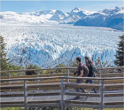  ?? Télam ?? Algunos turistas recorriero­n las pasarelas del Perito Moreno