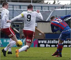  ?? ?? CALEY CHEER: Billy Mckay fires home the equaliser for Inverness