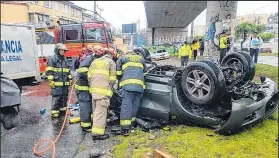  ??  ?? Los bomberos usaron una máquina especial para liberar el cadáver.