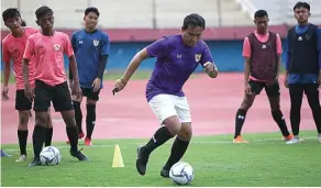  ?? DITE SURENDRA/JAWA POS ?? MASIH LINCAH: Bima Sakti memberikan contoh cara menguasai bola dalam sesi latihan di Gelora Delta Sidoarjo.