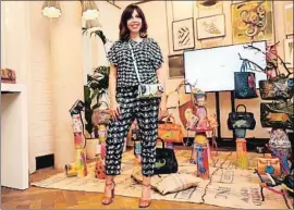  ?? XXL ?? Moda y arte. Arriba, Anna Cortina (con bolso de Philippe Boonen) delante de los bolsos de Ivan Forcadell, su nuevo artista. Y a la izquierda, el Lady Fuster, de Lupo Barcelona, con asa de madera inspirada en los agarres de las puertas del hotel Casa...