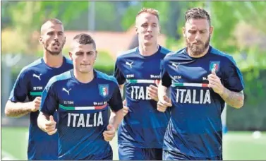  ??  ?? COVERCIANO. Ayer los azzurri ensayaron varios dibujos para el partido del sábado ante España.