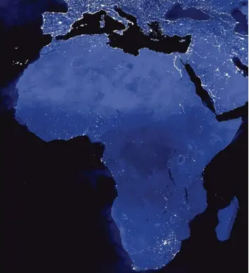 ?? Foto: nasa ?? Afrika bei Nacht. Die Lichter brennen heller in Europa. Das soll sich ändern. Aber wie?