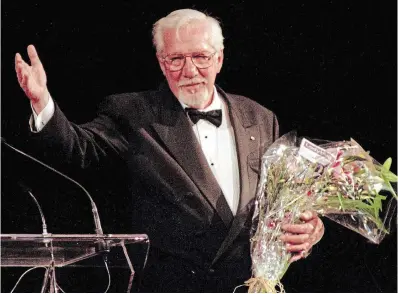  ?? RON BULL CANADIAN PRESS FILE PHOTO ?? Actor William Hutt gracefully acknowledg­es a standing ovation at the Winter Garden Theatre in Toronto in 2000.