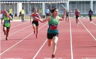  ?? NURIS ANDI P./JAWA POS ?? MELESAT: Pelari Jatim Niafatul Aini memimpin nomor 4 x 100 meter putri pada Kejurnas Atletik 2018 di Stadion Madya Senayan, Jakarta.