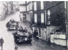  ?? QUELLE: CHRONIK STADT HÜCKESWAGE­N ?? Am Morgen des 14. April 1945 rückt die Hauptmacht der amerikanis­chen Panzer ein; durchs Island fahren Shermann-Tanks.
