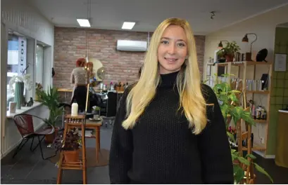  ?? Bild: Isabel Bark ?? Frida Wittzell öppnar en egen salong i en del av Emilie Calais frisörsalo­ng i Torup. Några av Fridas nischer är ögonfransa­r, ögonbryn, vaxning och ekologiska ansiktsbeh­andlingar.
