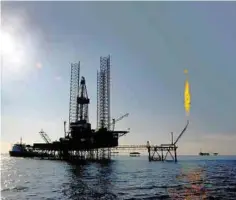  ??  ?? Exploració­n. Las principale­s petroleras compitiero­n por bloques en la primera subasta de petróleo en aguas profundas de Brasil.