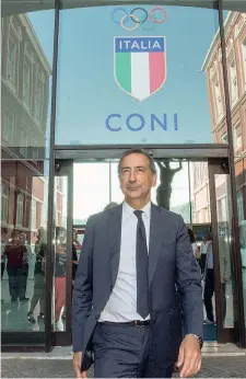  ??  ?? Candidato Giuseppe Sala, 60 anni, sindaco di Milano, esce dal Coni