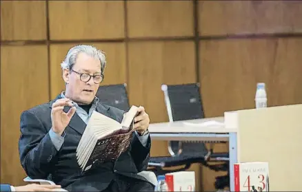  ?? MANÉ ESPINOSA ?? Paul Auster, ayer durante su charla con Antoni Bassas durante la Setmana del Llibre