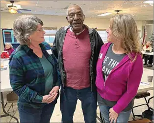  ?? COURTESY OF PHYLLIS BELCHER ?? Rosemary Powell and Tammy Engel listen as Lewis Brown tells AAUW members about volunteeri­ng at the Senior Center.