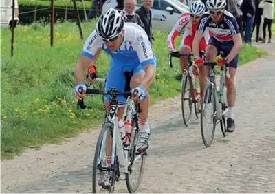  ??  ?? Sul pavé
Giovanni Iannelli corse nel 2014 la Parigi-Roubaix riservata agli juniores con la maglia della Nazionale italiana