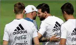  ??  ?? La bise entre Sampaoli et Messi a été célébrée par les médias argentins.