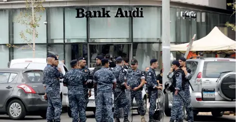  ?? أ.ف.ب ?? مصرف لبنان المركزي تعهد بعدم فرض قيود على حركة الأموال.
