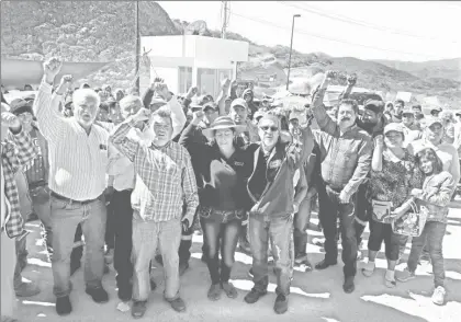  ??  ?? Dirigentes de United Steel Workers, la organizaci­ón sindical más grande de Estados Unidos, vinieron a apoyar este lunes a empleados de la mina de oro Media Luna, que llevan más de un mes en paro ■ Foto Sergio Ocampo Aristao