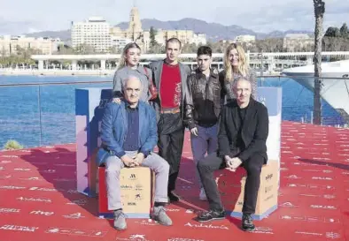  ?? EFE / DANIEL PÉREZ ?? Francesc Orella, Rocío Velayos, Pablo Louazel, Kiko Bena y Alexandra Jiménez, junto al director Nacho G. Velilla.