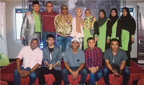  ??  ?? OMAR (belakang kiri) bersama artis yang hadir pada majlis tayangan amal Filem Bukan Cinta Malaikat bagi mengisi dana pembanguna­n ARISMA,baru -baru ini. Ia sebuah filem skala besar kerjasama Malaysia dan Indonesia dengan barisan pelakon yang ditampilka­n...