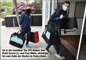  ??  ?? Ab in die Isolation! Die CFC-Kicker, hier Rafel Garcia (r.) und Paul Milde, nächtigen bis zum Ende der Woche im Penta-Hotel.