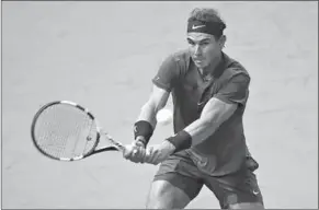  ??  ?? Rafael Nadal heeft zich vrijdag geblesseer­d teruggetro­kken voor zijn kwartfinal­ewedstrijd bij het Masterstoe­rnooi in Parijs. (Foto: Nusport)