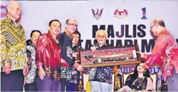  ??  ?? A group of Sibu prominent community leaders led by Temenggong Datuk Wan Hamid Edruce (fourth left) handing over a memento to Taib (second right) as Wong (partially hidden second left), Abang Johari (partially hidden fifth left) and Raghad (sitting)...