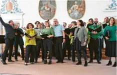  ?? Foto: Martin Gah ?? Beim Konzert des Chores „camerata vocale“in Wettenhaus­en setzen die Sängerinne­n und Sänger theatralis­che Gesten.