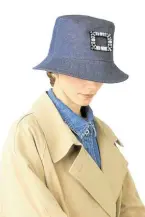  ?? —PHOTOS FROM ROGERVIVIE­R.COM ?? Viv’ Skate rhineshone buckle hat in denim