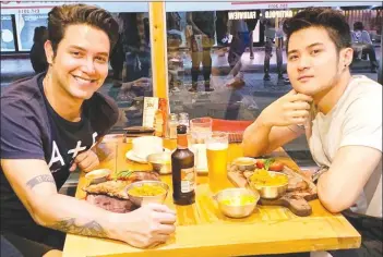  ??  ?? Nananatili­ng tahimik si Paolo Ballestero­s tungkol sa mga larawan nila ng isang Kenneth Gabriel Concepcion, na sinasabing bagong boyfriend ng TV host-actor.