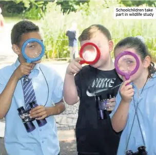  ??  ?? Schoolchil­dren take part in wildlife study