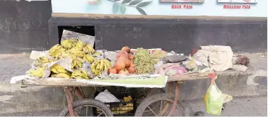  ?? Associated Press ?? ↑
A fruit vendor naps on the sidewalk as he waits for customers in Islamabad on Friday.