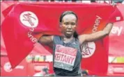  ?? REUTERS ?? Kenya's Mary Keitany celebrates her title in record time.