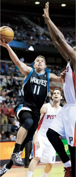  ??  ?? JOSÉ J. BAREA, de los Timberwolv­es de Minnesota, anota ante la defensa de Jason Maxiell, de los Pistons de Detroit.