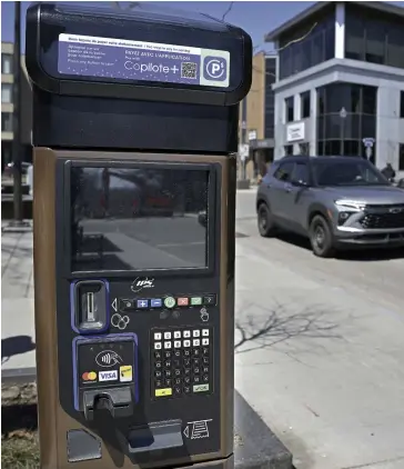  ?? PHOTO DIDIER DEBUSSCHER­E ?? Une nouvelle borne de stationnem­ent de la Ville de Québec sur l’avenue Maguire.