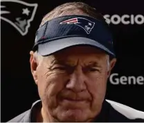  ?? DA VID L. RYAN/GLOBE STAFF ?? At yesterday’s practice, Patriots coach Bill Belchick (above) shared his thoughts on late Celtics great Bill Russell.