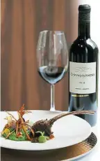  ??  ?? 淋上蘑菇醬的法國羊小­排，是搭配阿根廷安第斯白­馬紅葡萄酒2012的­另一個選擇。