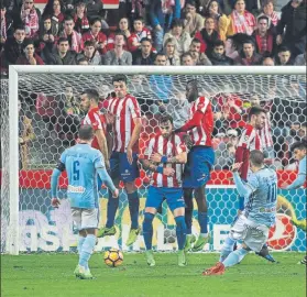  ?? FOTO: EFE ?? Iago Aspas marcó el gol del empate en este lanzamient­o de falta directo