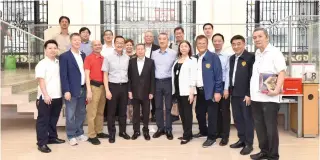  ?? CONTRIBUTE­D PHOTO ?? China Bank Chairman Hans Sy (center) and China Bank President William Whang (fourth from the left) with some FFCCCII officers led by Vice President Delfin Letran at restored lobby of the China Bank Building.