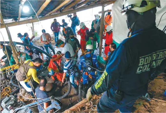  ?? / EFE ?? Desde el pasado viernes, grupos de rescate, bomberos y hasta compañeros de los mineros atrapados han participad­o en la operación que busca recuperar con vida a los 11 mineros.