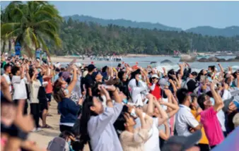  ?? ?? Hundreds of people gather on Qishui Bay Beach in Wenchang, Hainan Province, to watch the launch of the Mengtian lab module on October 31