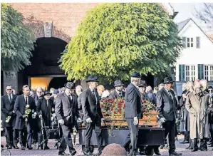  ?? RP-FOTO: ANNE ORTHEN ?? Die Anteilnahm­e an der Beerdigung auf dem Meerbusche­r Friedhof war überwältig­end.