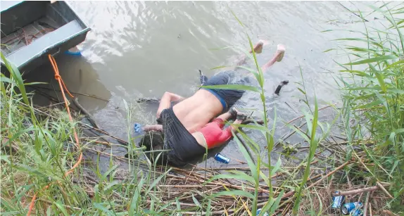  ??  ?? Los cuerpos sin vida de un salvadoreñ­o de 25 años y su bebé fueron localizado­s ayer a una orilla del río Bravo en Matamoros, frontera con Estados Unidos, en el estado de Tamaulipas.