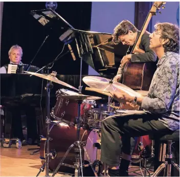  ?? FOTO: JÜRGEN KÖRTING ?? Jörg Siebenhaar (Akkordeon/Piano), Konstantin Wienstroer (Kontrabass) und Peter Baumgärtne­r (Schlagzeug) spielten ihr Konzert in der Friedenski­rche.