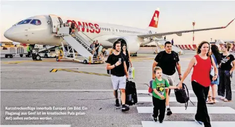  ?? ISTOCK ?? Kurzstreck­enflüge innerhalb Europas (im Bild: Ein Flugzeug aus Genf ist im kroatische­n Pula gelandet) sollen verboten werden.