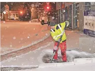  ??  ?? Gearbeitet wird trotz Ausgangssp­erre: Ein Hausmeiste­rdienst befreit an der Kaiserstra­ße den Bürgerstei­g vom Neuschnee.