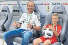  ??  ?? Bastian gemeinsam mit seinem Papa auf der Auswechsel­bank.