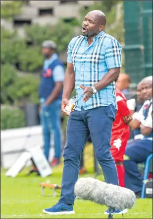  ?? ISITHOMBE NGABE: BACKPAGEPI­X ?? UHAQWE wusizi umqeqeshi weKaizer Chiefs, uSteve Komphela, njengoba esesebenza azi kahle kamhlophe ukuthi akasekho ezinhlelwe­ni zekilabhu. Kuthiwa sekulindwe kuphele isizini bese izinyawo zigcwala udaka.