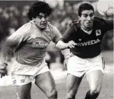  ?? ?? Giacomo Ferri (oggi 64enne) in un duello con Diego Armando Maradona