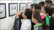  ??  ?? ESTUDIANTE­S DE PRIMARIA OBSERVAN la exhibición en una de las áreas del Museo Regional, como parte del programa de visitas guiadas, las que ahora se ofrecen tanto en español como en inglés, para atraer más visitantes al museo.