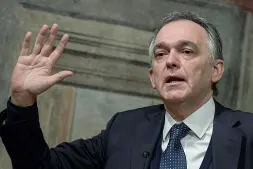  ??  ?? Il governator­e toscano Enrico Rossi si è infuriato per le accuse della Lega sulla sanità